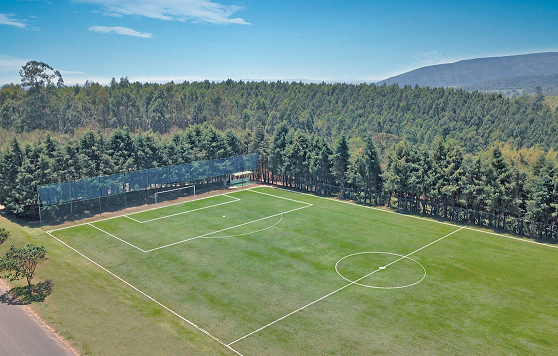 Campo de futebol gramado, 2 quadras de tênis e poliesportiva