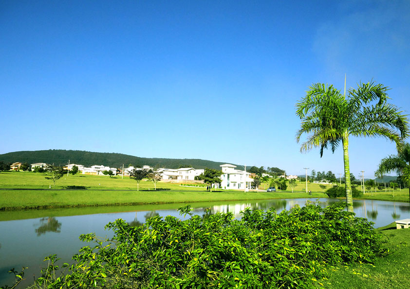 Lago para pesca e playground