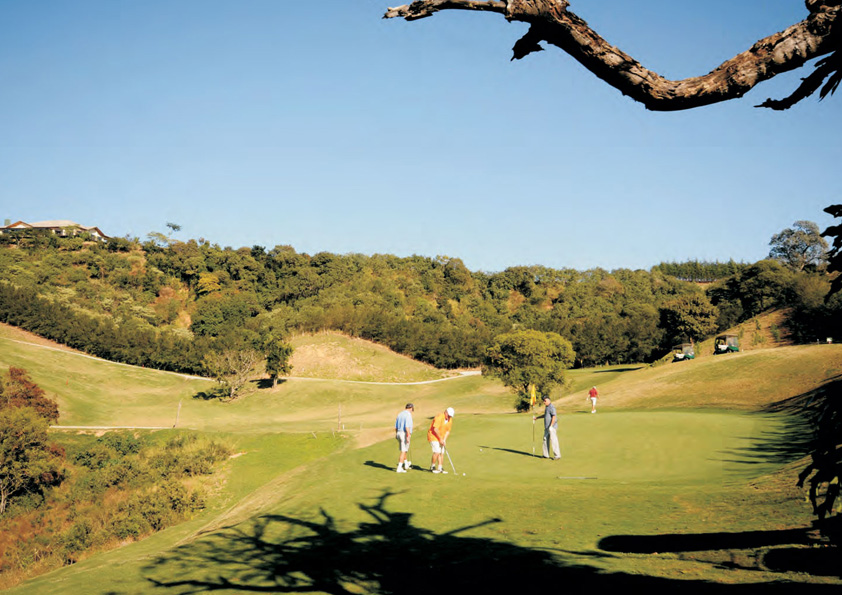 Campo de golfe com 18 buracos, drive range e putting green